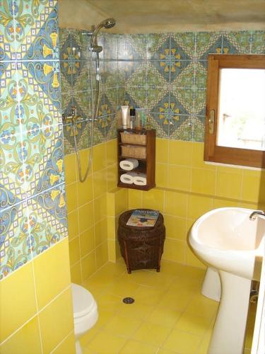 a bathroom with a shower and a toilet and a sink at Casa Benoi in Rigomagno