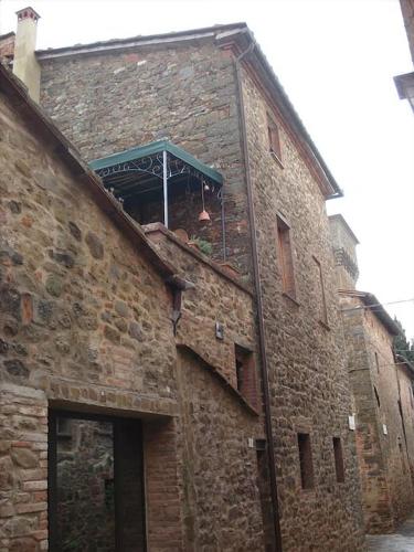 a building with a window on the side of it at Casa Benoi in Rigomagno
