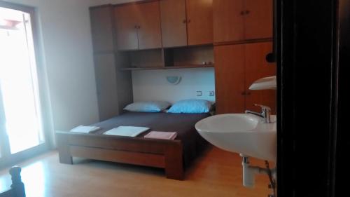 Ένα ή περισσότερα κρεβάτια σε δωμάτιο στο Apartmani Antonella