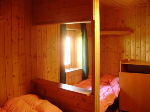 Un pat sau paturi într-o cameră la Pension nad Truhlárnou