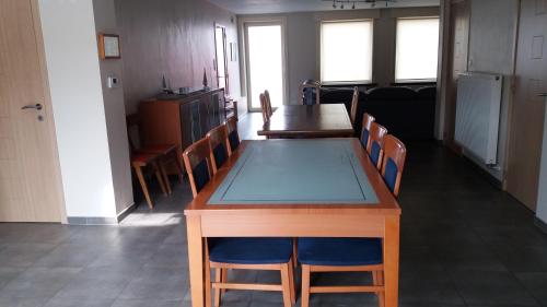 ein Esszimmer mit einem Holztisch und Stühlen in der Unterkunft De Zandhoorn in De Panne