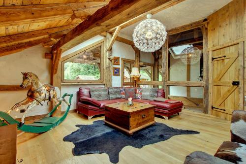 a living room with a couch and a horse statue at La Ferme du Lac Vert in Montriond