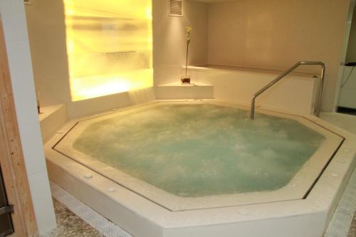 a jacuzzi tub in a room with a window at Del Mar Hotel & Spa in El Puerto de Santa María