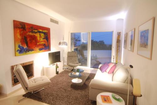 een woonkamer met een bank en 2 stoelen bij Estepona Golf - Los Pintores in Estepona