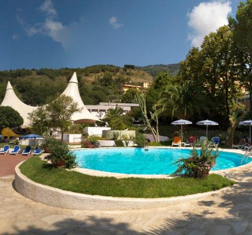 una piscina con sedie e ombrelloni in un resort di Hotel Rodian ad Acquappesa