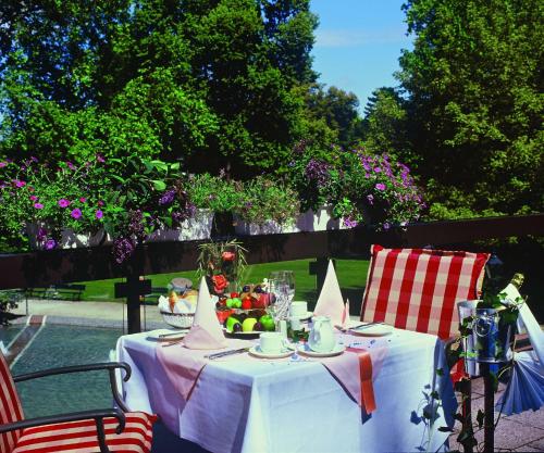 a white table with a bowl of fruit on it at Maritim Hotel Bad Homburg in Bad Homburg vor der Höhe