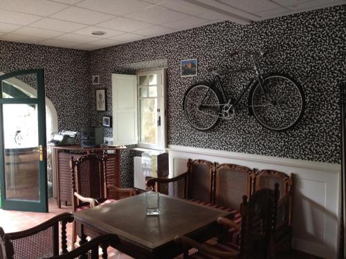 a dining room with a table and a bike on the wall at Hotel Rural Isasi in Gordexola