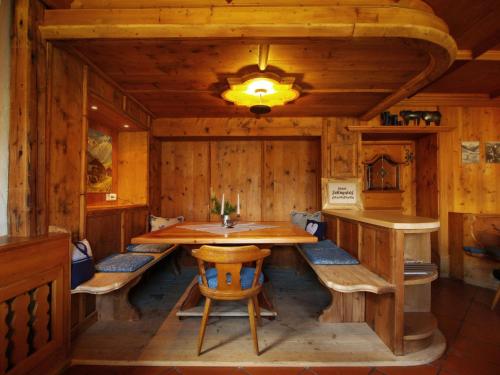 - une salle à manger avec une table et des bancs dans une cabine dans l'établissement B&B Wienerhof, à Trins