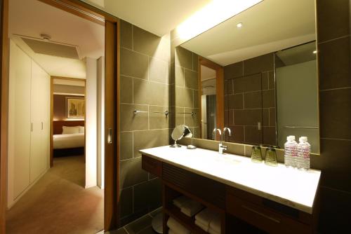 Bilik mandi di Shibuya Granbell Hotel
