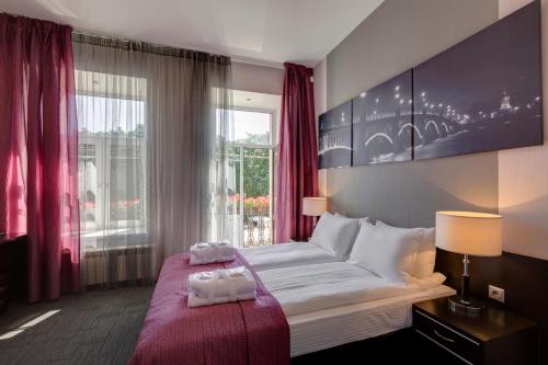Un pat sau paturi într-o cameră la Mary Hotel