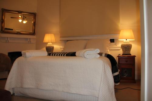 Ένα ή περισσότερα κρεβάτια σε δωμάτιο στο Mentor Chambers Apartment Bed & Breakfast