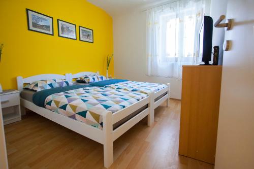 sypialnia z łóżkiem i telewizorem w obiekcie Apartment Koper w Koprze