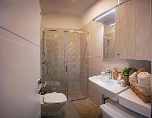 La salle de bains est pourvue d'une douche, de toilettes et d'un lavabo. dans l'établissement Apartment Koper, à Koper