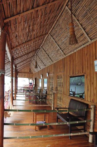 Restoran või mõni muu söögikoht majutusasutuses Mek Kiri Riverkwai Resort SHA