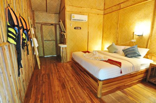 Postel nebo postele na pokoji v ubytování Mek Kiri Riverkwai Resort SHA