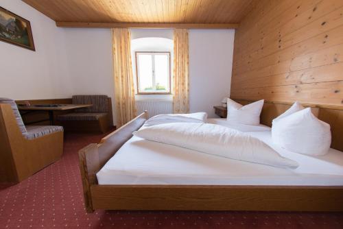 a hotel room with two beds and a window at Der Schwendterwirt in Schwendt