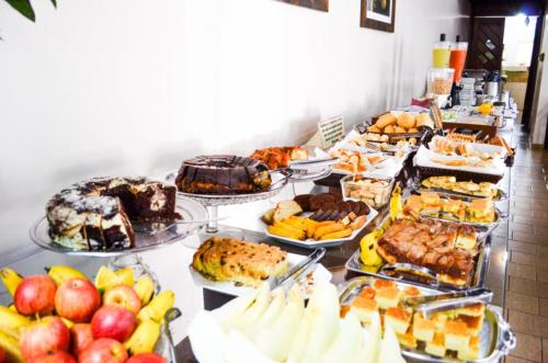 Taba Hotel في جاسيارا: بوفيه انواع كثيره من الكعك والحلويات