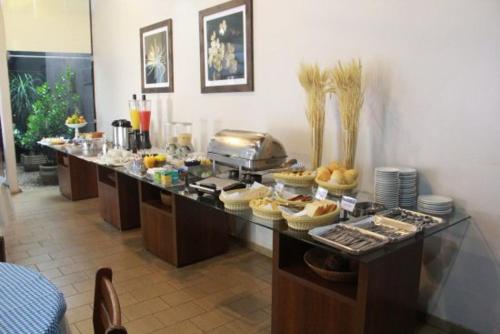 Taba Hotel في جاسيارا: خط بوفيه مع عرض الطعام في مطعم