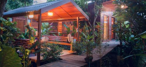 Taman di luar Romyen House