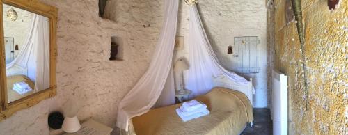 ein Schlafzimmer mit einem Bett mit Moskitonetz in der Unterkunft Moulin de maître Cornille in Castillon-du-Gard