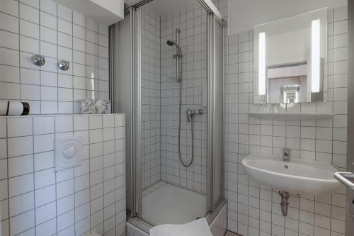 Ein Badezimmer in der Unterkunft Hotel Haus Oberland