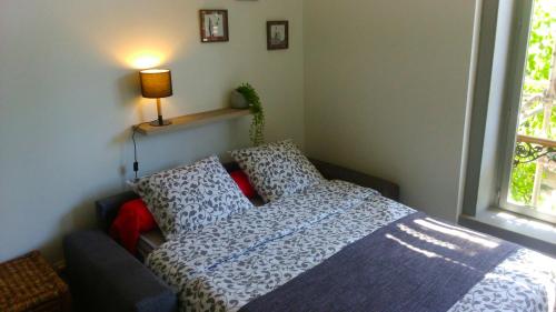 une chambre avec un lit, une lampe et une fenêtre dans l'établissement Studio Lille-Republique, à Lille