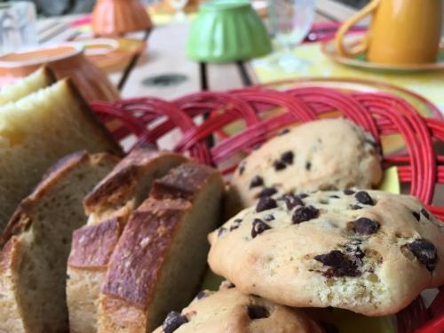un panier de pain avec des raisins secs et un panier de pain dans l'établissement Les Picorettes, à Vaux-en-Beaujolais