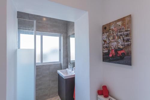 Et badeværelse på Sintra Wine Apartment