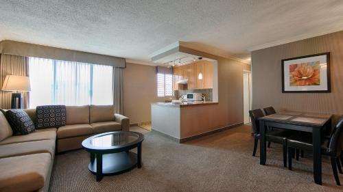Kuchyň nebo kuchyňský kout v ubytování Best Western PLUS Inner Harbour Hotel