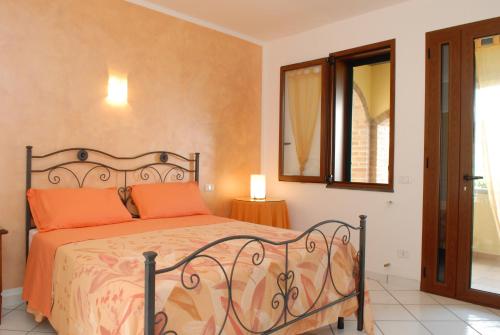 una camera da letto con un letto con cuscini arancioni di Villa Vista Mare a Casal Velino