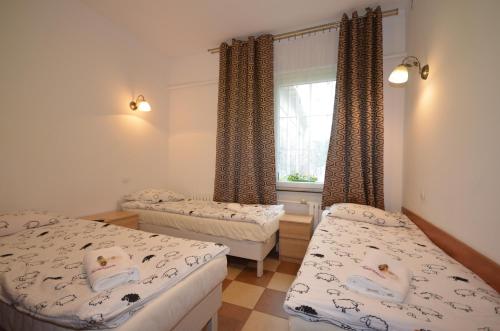 - une chambre avec 2 lits avec des bébés dans l'établissement Menos, à Stronie Śląskie