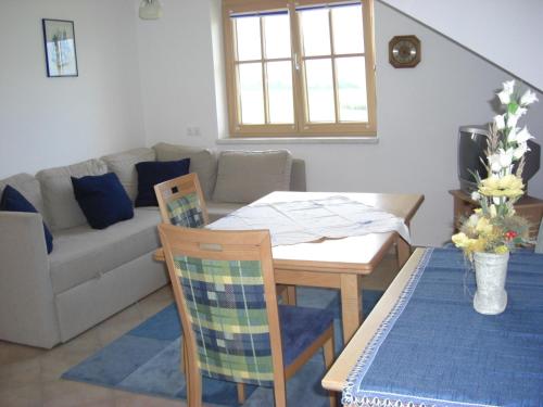 ein Wohnzimmer mit einem Tisch und einem Sofa in der Unterkunft Ferienwohnung Prader in Innsbruck