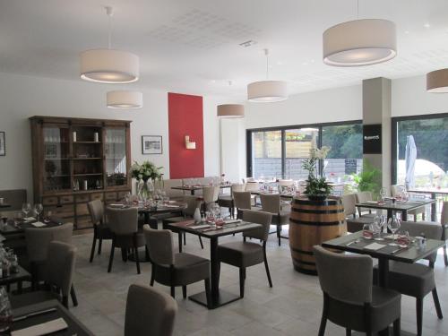 restauracja ze stołami, krzesłami i beczką wina w obiekcie Auberge en Ardenne w mieście Les Hautes-Rivières