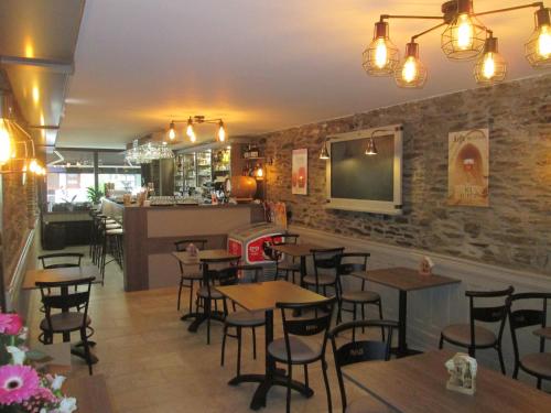 Auberge en Ardenne tesisinde bir restoran veya yemek mekanı