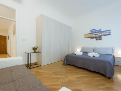 フィレンツェにあるCanacci Stylish 2 Bedroomの白い部屋のベッドルーム1室(ベッド1台付)