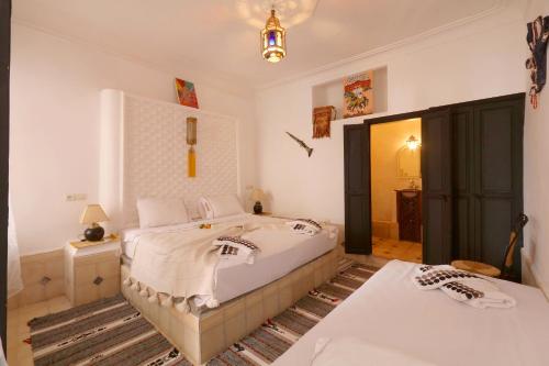 Postel nebo postele na pokoji v ubytování Riad Ibiza Star