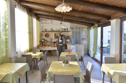 Reštaurácia alebo iné gastronomické zariadenie v ubytovaní Masseria Pentima Vetrana Resort