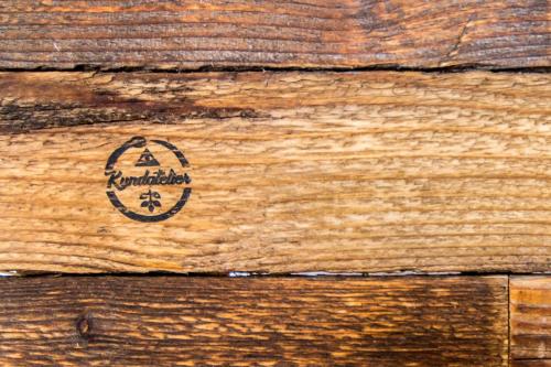 a sticker on the side of a wooden table at Centre de l'Hêtre in Lac-Beauport