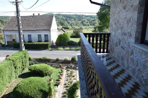 a house with a fence in front of a yard at Pesti Vendégház Zalalövő in Zalalövő