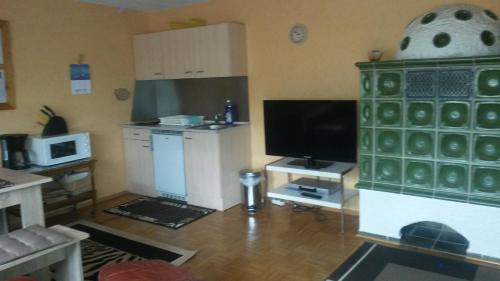un salon avec une télévision et un salon avec un écran dans l'établissement Ferienwohnung Mau, à Pirmasens