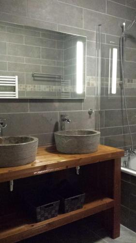a bathroom with two sinks and a shower at Clos du Pre - Chalet Chaleur in Oz
