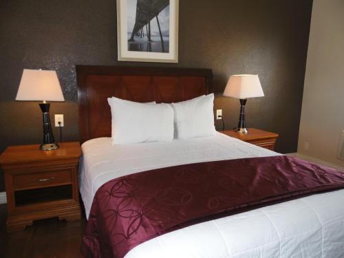 帕薩迪納的住宿－海威侯斯特汽車旅館，酒店客房设有一张大床和两盏灯