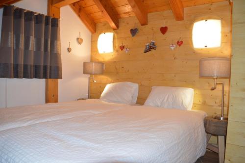 Säng eller sängar i ett rum på Clos du Pre - Chalet Chaleur