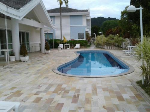 una piscina en un patio junto a una casa en Vila da Praia, en Florianópolis