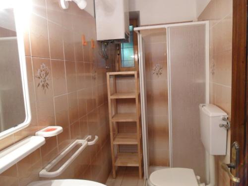 Casa sul bosco في Roa Marenca: حمام صغير مع مرحاض ودش