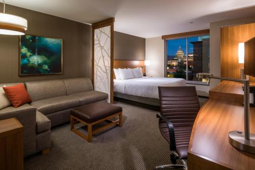 um quarto de hotel com uma cama e um sofá em Hyatt Place Boise/Downtown em Boise
