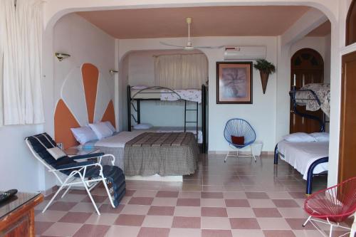a bedroom with two bunk beds and a checkered floor at Condominio AcaGutty 1B in Acapulco