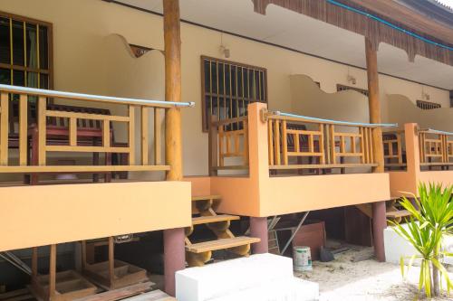 een gebouw met houten trap voor een gebouw bij Lamai Resort in Lamai