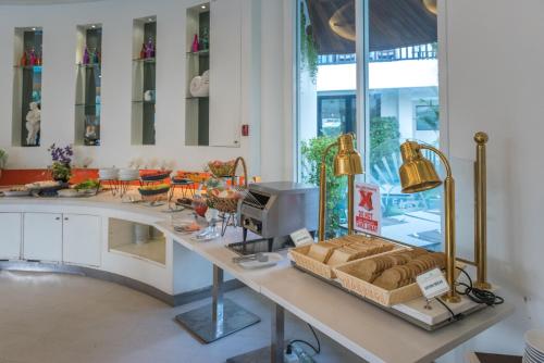 una cucina con un bancone con un tavolo con i pasticcini di The Beach Heights Resort SHA Plus a Kata Beach