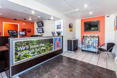 Televisyen dan/atau pusat hiburan di Motel 6 Sacramento, Ca - Downtown